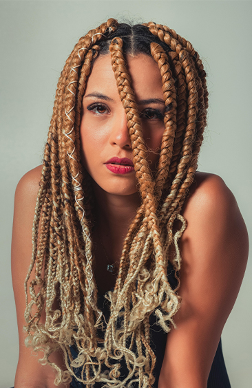 Woman with blonde box braids and curly braid ends – Braided Aura Nainital